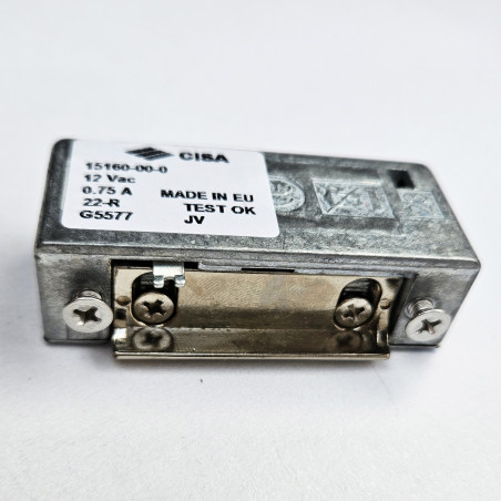 Електрозащіпка CISA 15160: живлення 12 V AC, споживання ≈0,7 А; антирипітер; «денний фіксатор»; змінні фронтальні планки