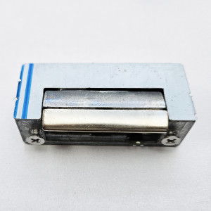 Електрозащіпка CISA 15160: живлення 12 V AC, споживання ≈0,7 А; антирипітер; «денний фіксатор»; змінні фронтальні планки