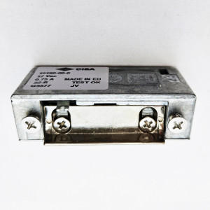 Електрозащіпка CISA 15160: живлення 12 V AC, споживання ≈0,7 А; антирипітер; «денний фіксатор»; змінні фронтальні планки