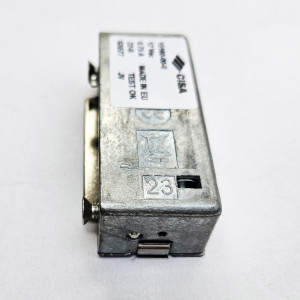 Електрозащіпка CISA 15160: живлення 12 V AC, споживання ≈0,7 А; антирипітер; «денний фіксатор»; змінні фронтальні планки